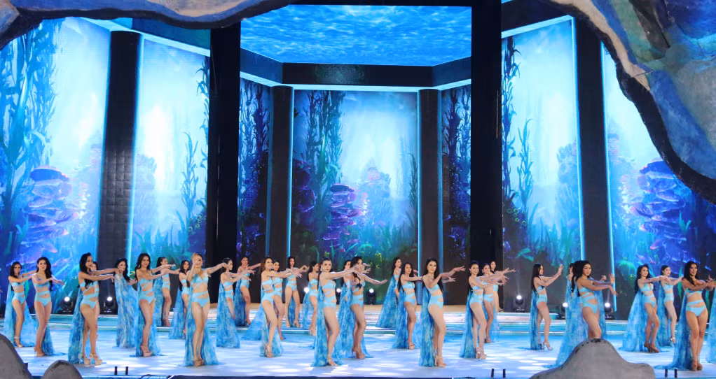 Top 36 thí sinh tràn đầy năng lượng, khỏe khoắn trong phần thi áo tắm.