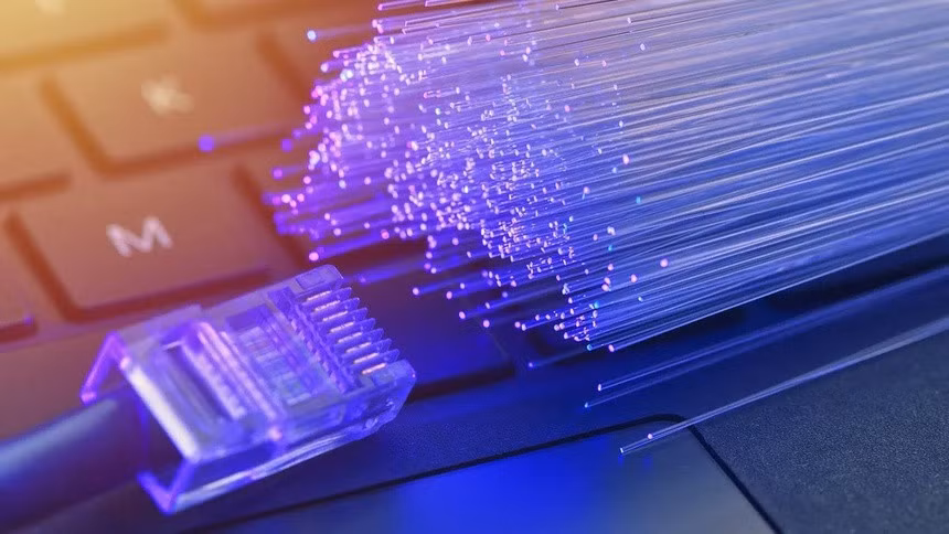 Chỉ với một con chip nhỏ bằng hộp diêm, các nhà khoa học có thể truyền tải số dữ liệu tương đương với lưu lượng Internet hiện nay. Ảnh: Interesting Engineering.