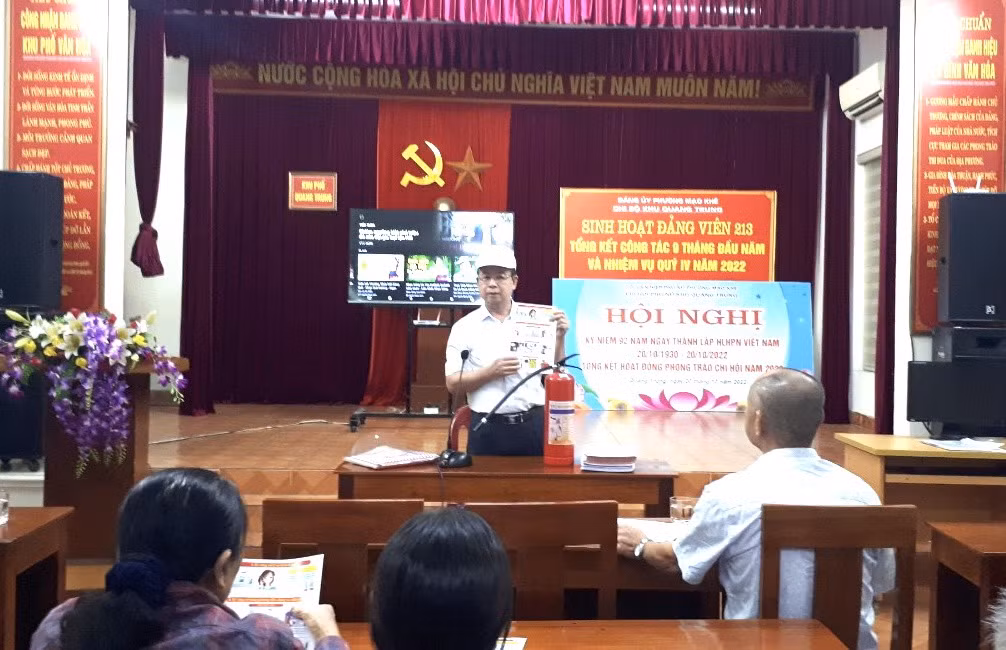 Ông Hoàng Quốc Lâm tuyên truyền công tác PCCC đến nhân dân khu phố Quang Trung (phường Mạo Khê, Đông Triều).