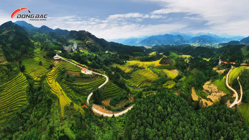 Ngắm thiên nhiên tươi đẹp của Bình Liêu từ dù lượn. Ảnh: Fanpage CLB Dù lượn Đông Bắc