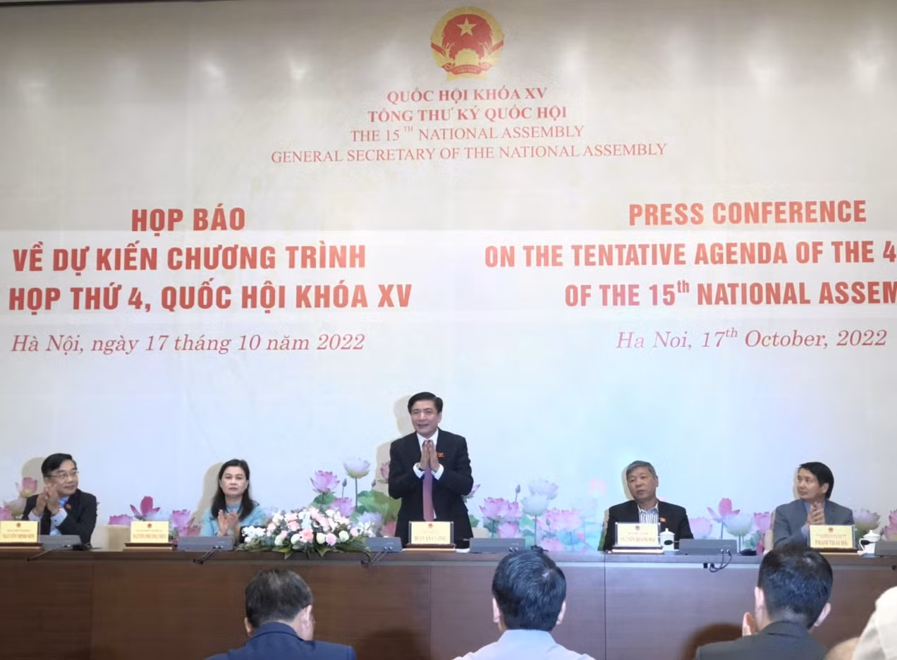Tổng Thư ký Quốc hội Bùi Văn Cường phát biểu tại họp báo.