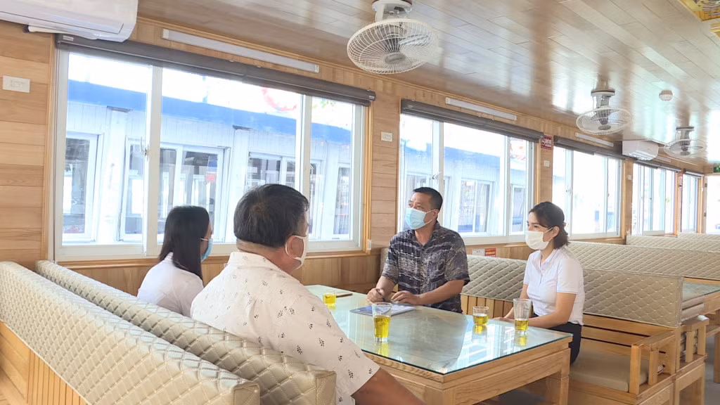 Cán bộ tín dụng Phòng Giao dịch Agribank Cao Thắng (TP Hạ Long) nắm bắt nhu cầu vay vốn của doanh nghiệp. Ảnh: Cao Quỳnh