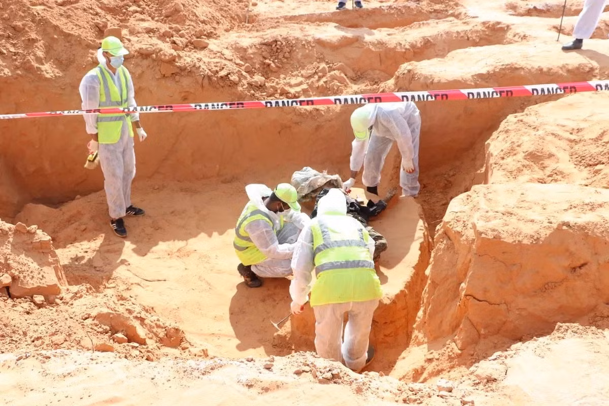 Khai quật một ngôi mộ tập thể ở Tarhunah, Libya. Ảnh tư liệu: Anadolu Agency
