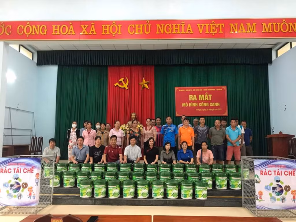 Các tổ chức chính trị - xã hội xã Vô Ngại (huyện Bình Liêu) phối hợp tổ chức ra mắt "Mô hình sống xanh" trong cộng đồng dân cư, tháng 9/2022.