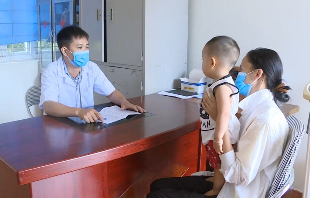 Chị Mễ Thị Định (26 tuổi, ở thôn Hồng Tiến, xã Đạp Thanh, huyện Ba Chẽ) đưa con đến thăm khám tại Trạm Y tế xã Đạp Thanh.