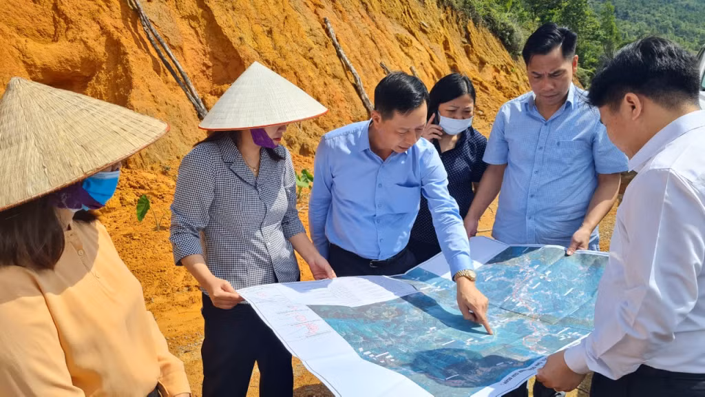 Đồng chí Lê Văn Ánh, Phó Chủ tịch HĐND tỉnh, giám sát hiện trạng tuyến đường liên xã Húc Động - Đồng Văn - Cao Ba Lanh kết nối đến Quốc lộ 18C. Ảnh: Tôn Vũ