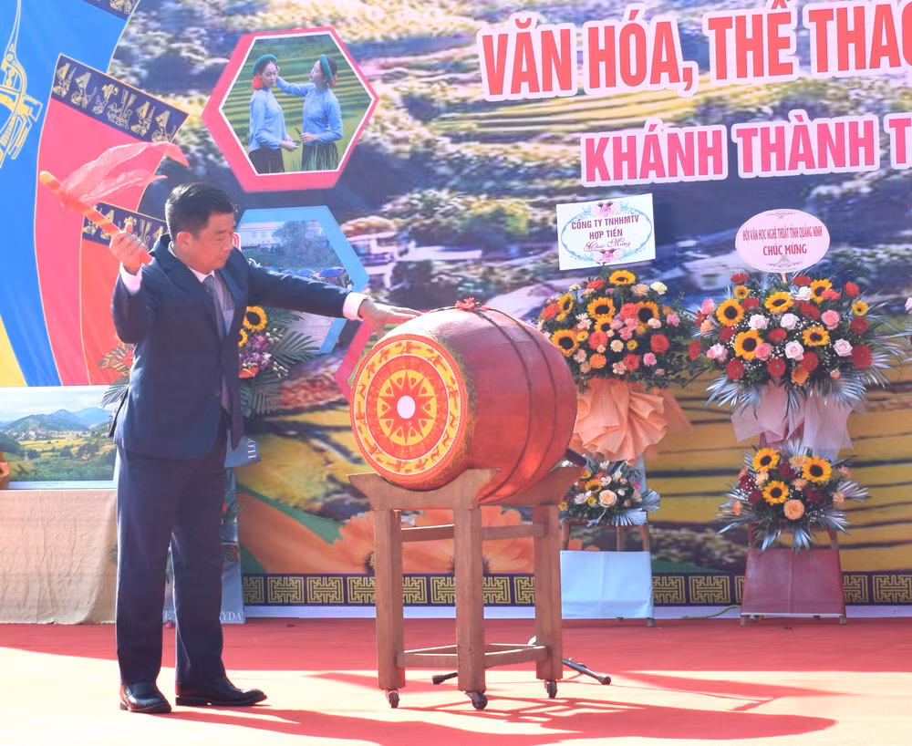 Đồng chí Hà Hải Dương, Bí thư Huyện ủy, Chủ tịch UBND huyện gõ trống khai mạc Lễ hội