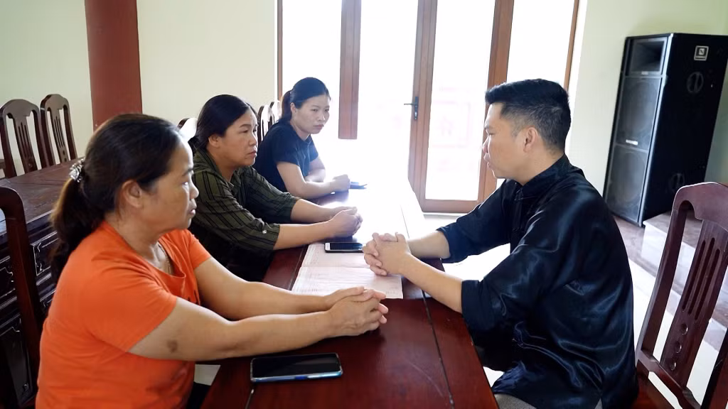 Cũng là một cán bộ trẻ người dân tộc thiểu số, Hoàng Minh Tuyển được bầu là Bí thư Chi bộ, Trưởng thôn Khu Chợ, xã Đồng Văn, huyện Bình Liêu năm 2020 khi mới 31 tuổi.