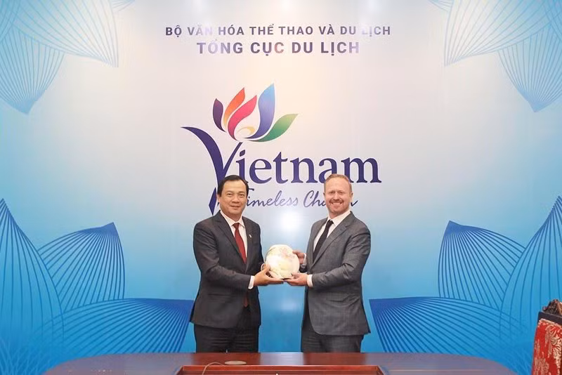 Tổng cục trưởng Nguyễn Trùng Khánh tặng quà lưu niệm ông Robert Bradley - Phó Chủ tịch cấp cao CNN International (Ảnh: Tổng cục Du lịch)