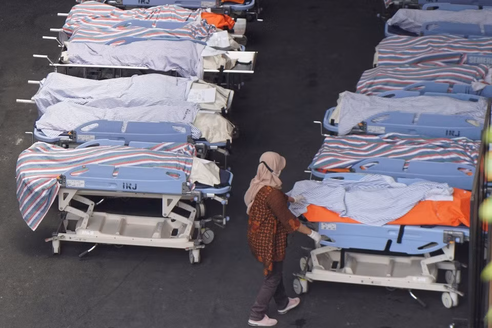 Nhân viên y tế tại Bệnh viện Saiful Anwar kiểm tra các nạn nhân vụ bạo loạn sân cỏ. Ảnh: Reuters.