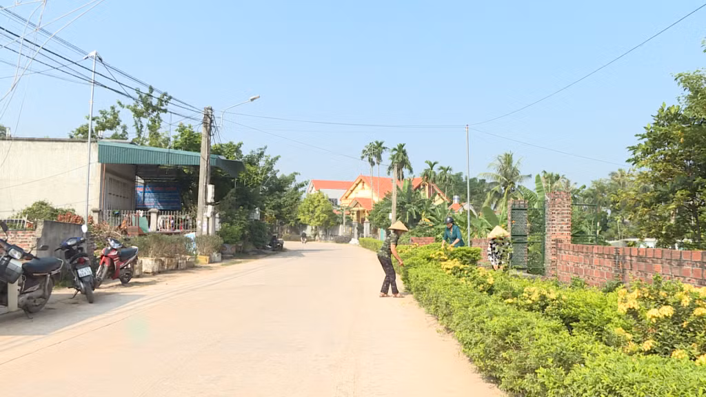 Hội viên phụ nữ xã Hiệp Hòa (TX Quảng Yên) tích cực tham gia xây dựng nông thôn mới.