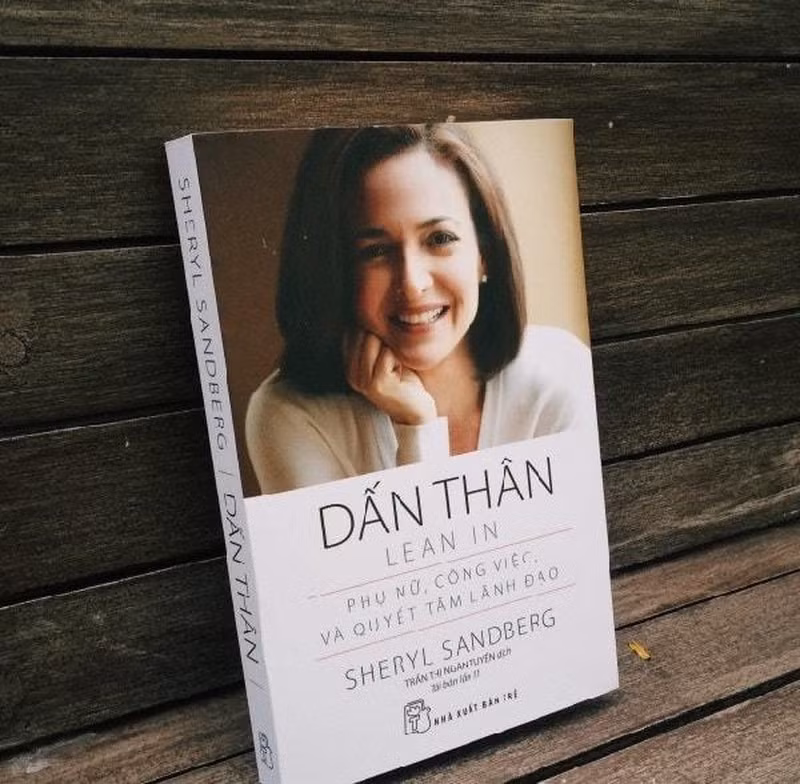 "Dấn thân" do dịch giả Trần Thị Ngân Tuyến chuyển ngữ. Nhà xuất bản Trẻ ấn hành.