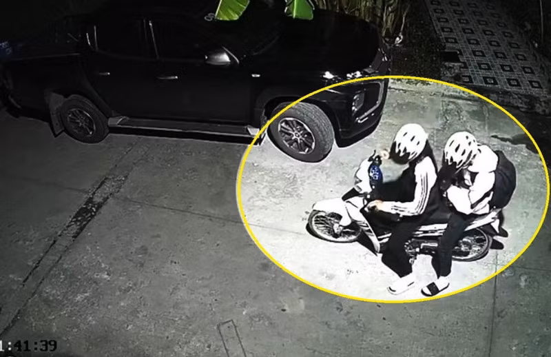 Kiểm tra camera, gia đình chị A phát hiện 2 đối tượng tiếp cận xe ô tô của gia đình chị.