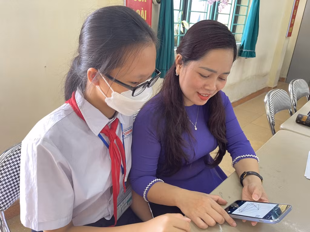 Cô giáo Lê Thị Thu Hà, trao đổi bài giảng, giải đáp thắc mắc của học sinh qua nhóm zalo đội tuyển.