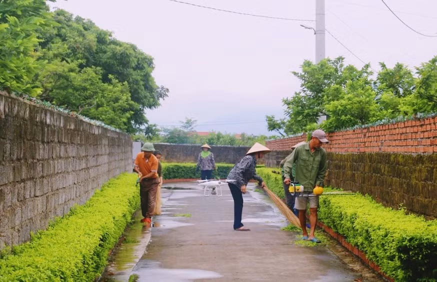 Người dân xã Việt Dân, TX Đông Triều dọn vệ sinh môi trường tuyến đường trục thôn.