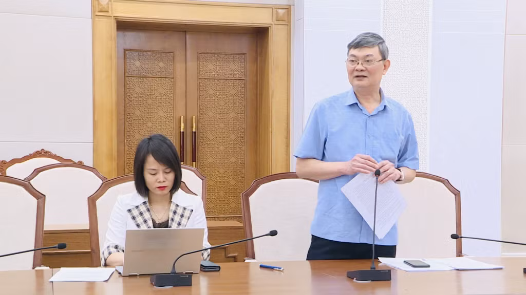 Ông Nguyễn Đức Hiển, Giám đốc NHNN Chi nhánh Quảng Ninh, báo cáo về những chỉ đạo của NHNN và hoạt động của SCB Quảng Ninh.