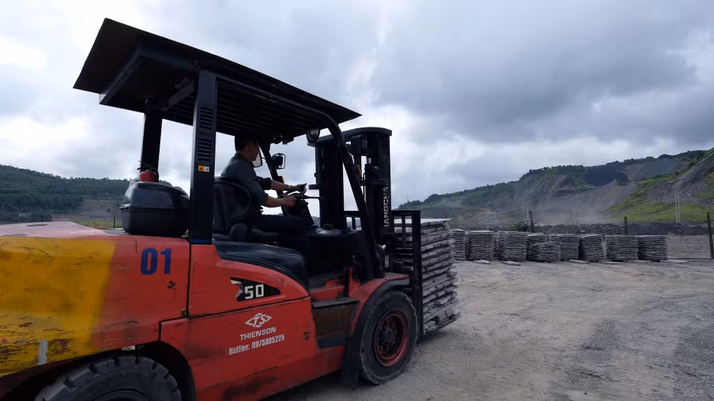 Khi những kiện bê tông &nbsp;đạt đủ thời gian và độ cứng sẽ được vận chuyển đến các điểm tập kết phân bổ tới các công trường khai thác.
