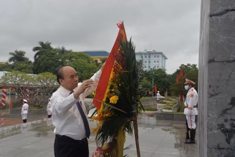Chủ tịch nước Nguyễn Xuân Phúc dâng hoa tưởng niệm Tổng Bí thư Nguyễn Văn Linh, tại Đài tưởng niệm Tổng Bí thư Nguyễn Văn Linh, thành phố Hưng Yên tỉnh Hưng Yên.