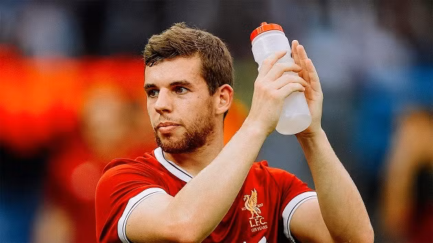 Flanagan từng có những kỷ niệm đẹp với Liverpool. 