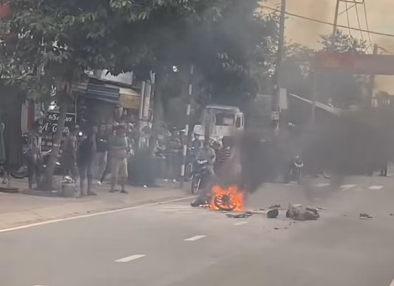Hiện trường vụ tai nạn khiến nam sinh tử vong, xe máy bốc cháy.