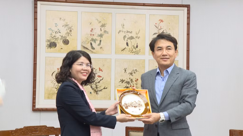 Lãnh đạo Trung tâm Truyền thông tỉnh Quảng Ninh tặng quà lưu niệm Thống đốc tỉnh Gangwon, Hàn Quốc.