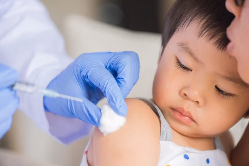 Tiêm vaccine là cách phòng ngừa bệnh ho gà hiệu quả cho trẻ nhỏ. Ảnh: Scmp.
