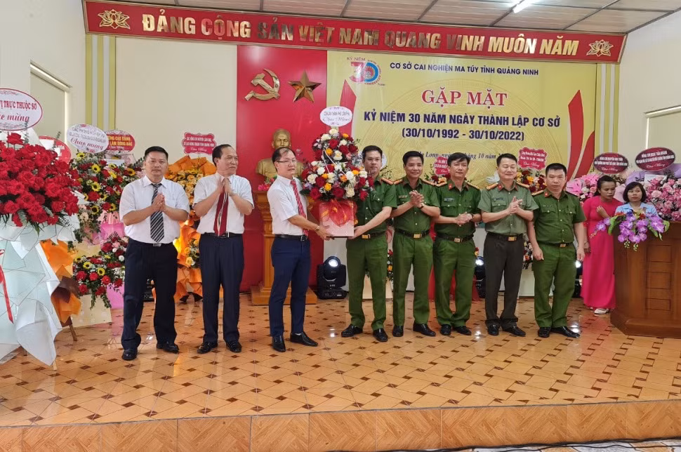 Các đại biểu tham dự tặng hoa Cơ sở cai nghiện ma túy tỉnh Quảng Ninh nhân dịp kỷ niệm 30 năm thành lập.