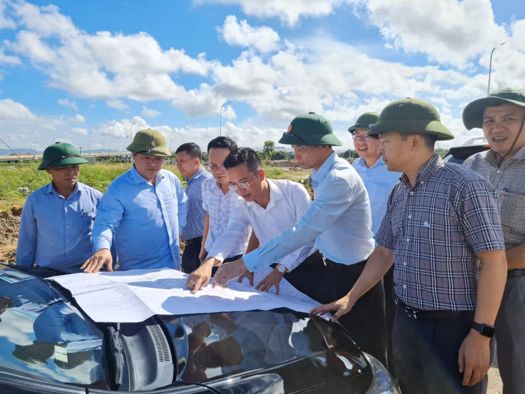 Lãnh đạo HĐND TX Quảng Yên giám sát việc triển khai xây dựng khu tái định cư tại phường Phong Hải. HĐND TX Quảng Yên giám sát việc triển khai xây dựng khu tái định cư tại phường Phong Hải. Ảnh Nguyễn Chiến