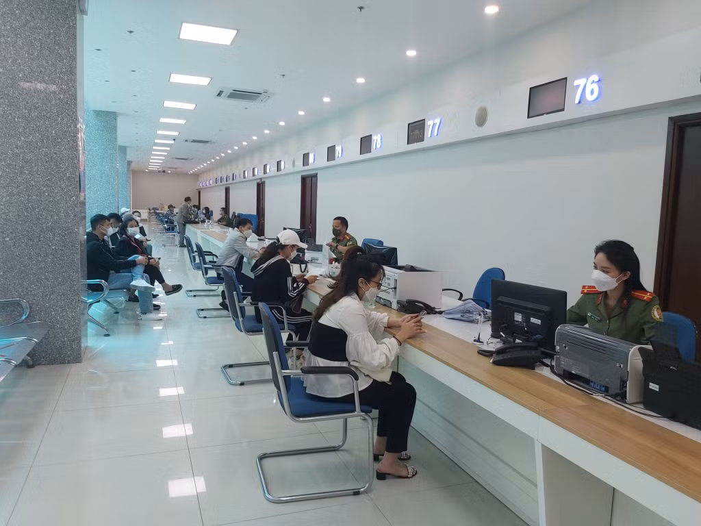 Giải quyết TTHC cho người dân, doanh nghiệp tại Trung tâm Dịch vụ HCC tỉnh.