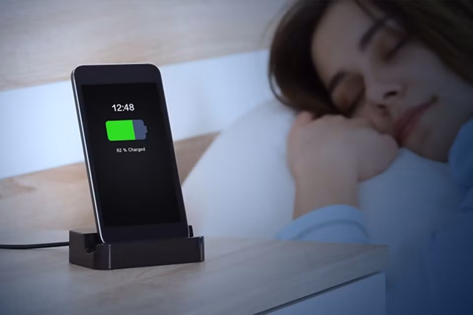 Người dùng có thể sạc điện thoại tại nhiều thời điểm, nhưng không nên giữ sạc qua đêm khi máy đã đầy pin. Ảnh: PCMag.