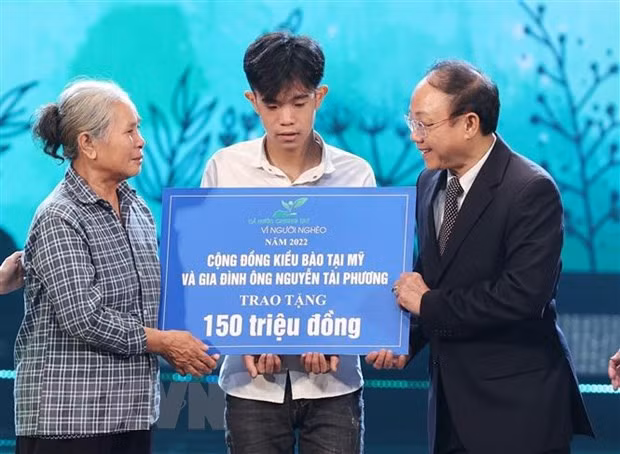 Em Nguyễn Văn Tuấn ở huyện Hạ Hòa, tỉnh Phú Thọ, bị mồ côi cả cha lẫn mẹ khi đang là học sinh tiểu học, đón nhận sự giúp đỡ từ nhà hảo tâm. (Ảnh: Dương Giang/TTXVN)