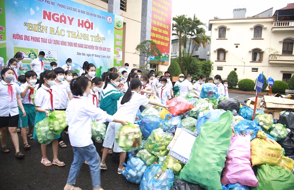 Ngày hội biến rác thành tiền của chị em phụ nữ Tiên Yên được đông đảo các em học sinh tham gia