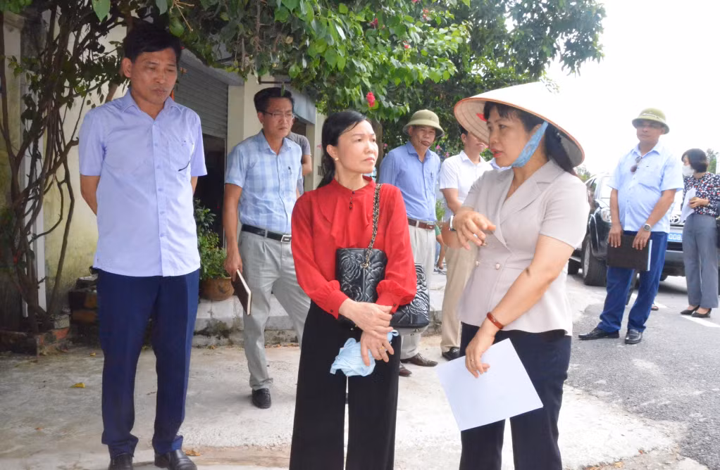 Đồng chí Nguyễn Thị Thu Hà, Phó Trưởng đoàn ĐBQH tỉnh khảo sát thực tế nội dung kiến nghị của cử tri tại phường Bãi Cháy (TP Hạ Long) tháng 8/2022. Ảnh: Nguyễn Thanh