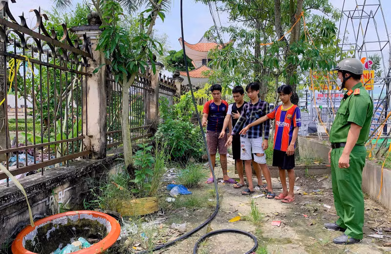 4 đối tượng tại hiện trường vụ việc.
