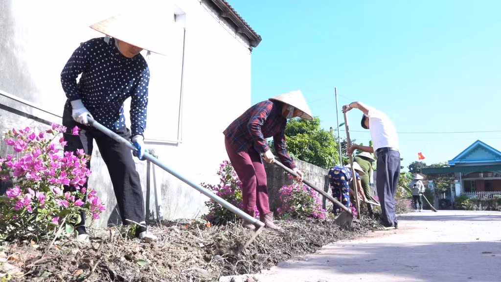 Nhân dân các thôn dọn vệ sinh môi trường đường làng, ngõ xóm vào ngày Chủ nhật hàng tuần đảm bảo không gian nông thôn sáng - xanh - sạch - đẹp.