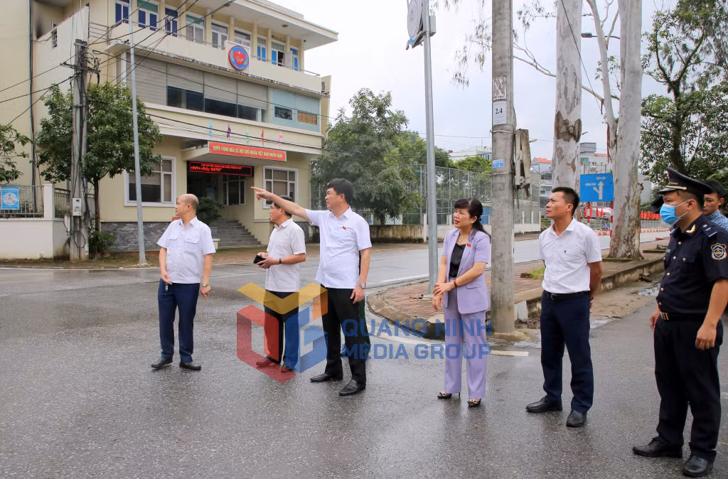 Đồng chí Ngô Hoàng Ngân, Phó Bí thư Thường trực Tỉnh ủy, Trưởng Đoàn ĐBQH tỉnh khảo sát thực tế tại Cửa khẩu Hoành Mô.