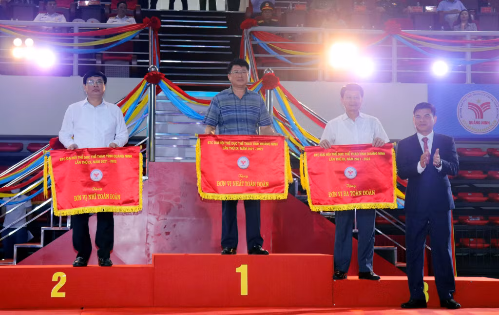 Ban Tổ chức Đại hội đã tặng cờ cho 3 đoàn TP Hạ Long, TX Đông Triều và TX Quảng Yên lần lượt xếp thứ Nhất, Nhì, Ba toàn đoàn.