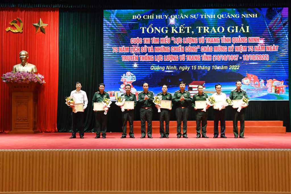 Lãnh đạo Bộ CHQS tỉnh, trao thưởng cho các tập thể đạt Nhất, Nhì, Ba.
