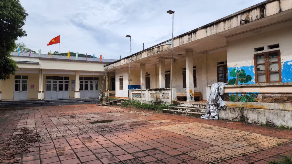 Điểm trường tiểu học thị trấn Ba Chẽ ở khu 5, thị trấn Ba Chẽ, người dân trong khu cũng đã đề xuất xin để mở rộng khuôn viên và sân chơi cho nhà văn hóa khu... nhưng đến nay vẫn chưa được giải quyết.
