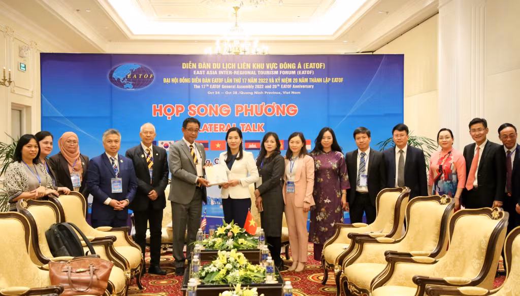 Đoàn đại biểu tỉnh Quảng Ninh làm việc song phương và trao nhận quà lưu niệm với đoàn đại biểu bang Sarawak (Malaysia).