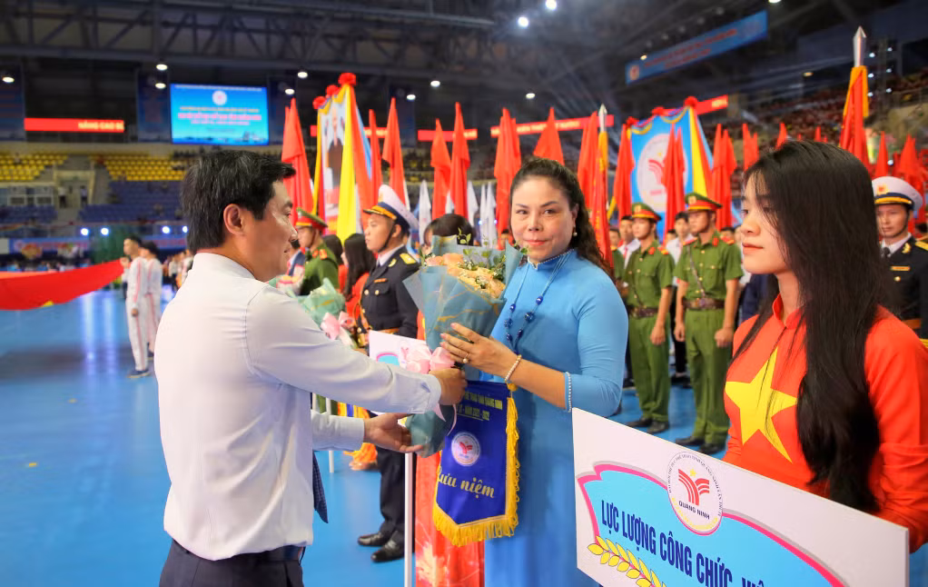 Các đồng chí lãnh đạo tỉnh tặng hoa và cờ lưu niệm cho các đoàn VĐV tham dự Đại hội.