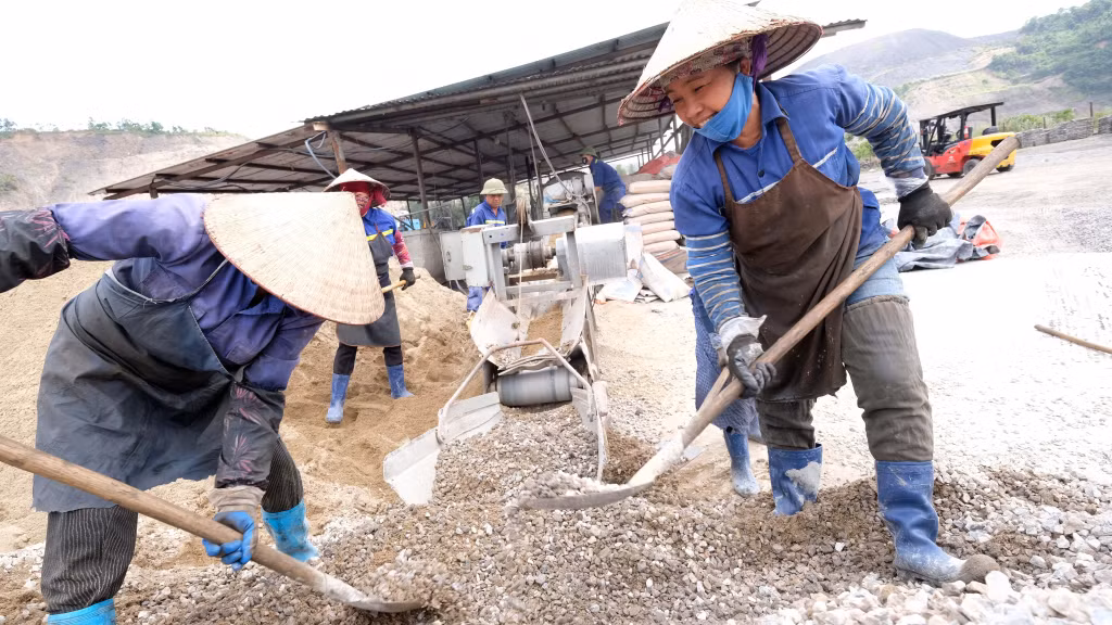 Mỗi ngày, hàng chục mét khối cát - đá - xi măng và sắt thép được sử dụng để làm ra các sản phẩm chèn lò