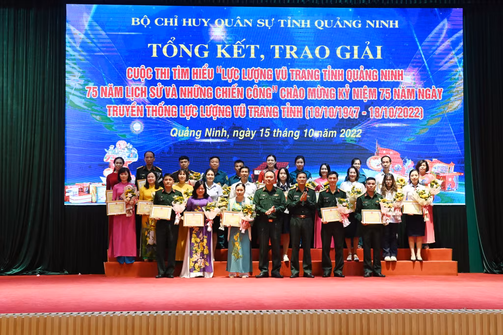 Lãnh đạo Bộ CHQS tỉnh, trao thưởng cho các cá nhân đạt giải khuyến.