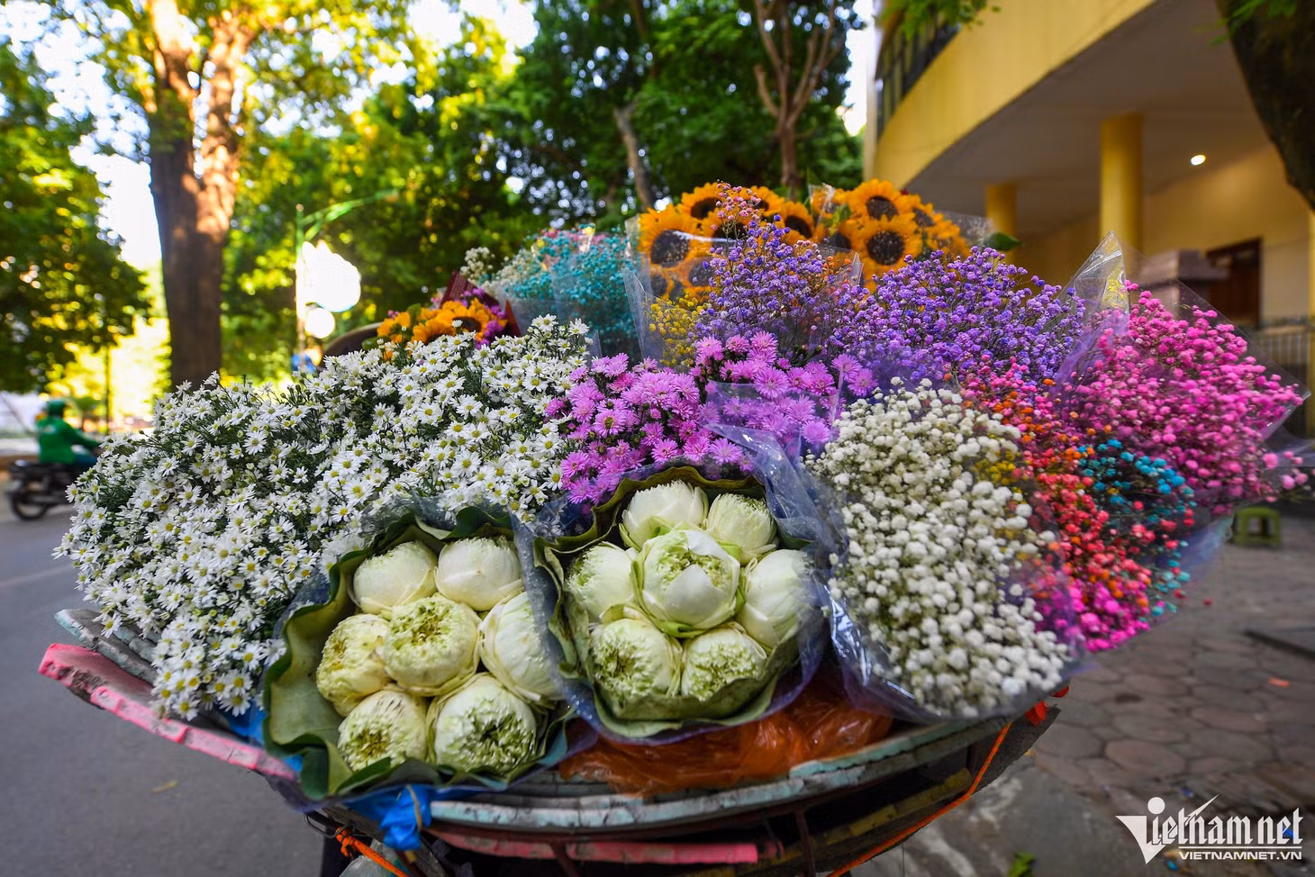 Trên mỗi thúng hoa có nhiều loại khác nhau như sen, cúc hoạ mi, hướng dương.