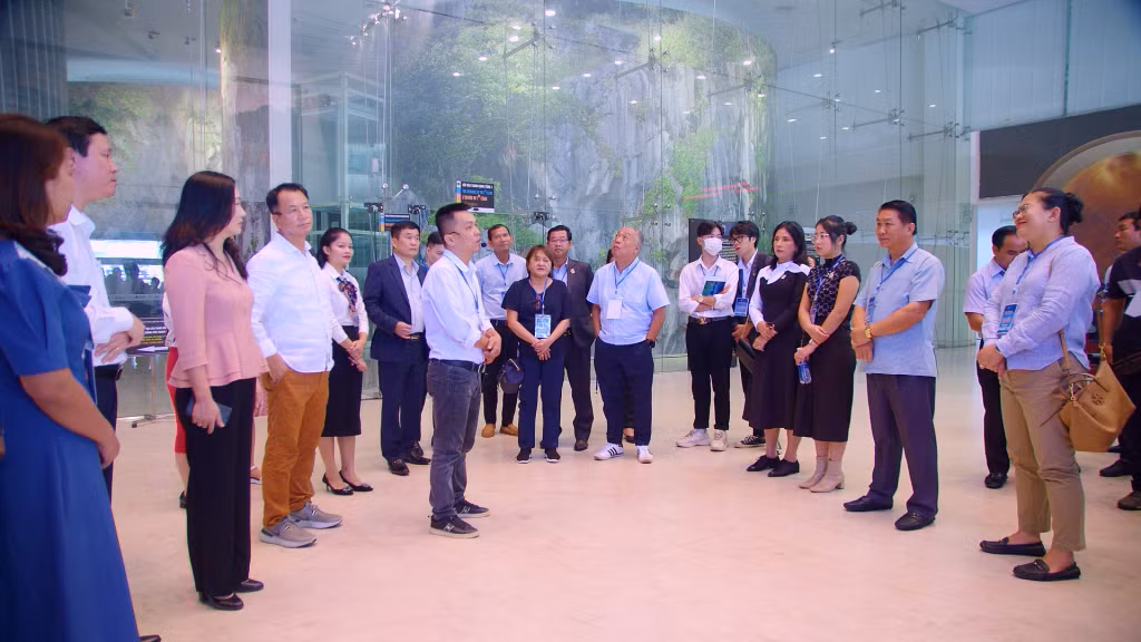 Các đại biểu EATOF tham quan bảo tàng Quảng Ninh.
