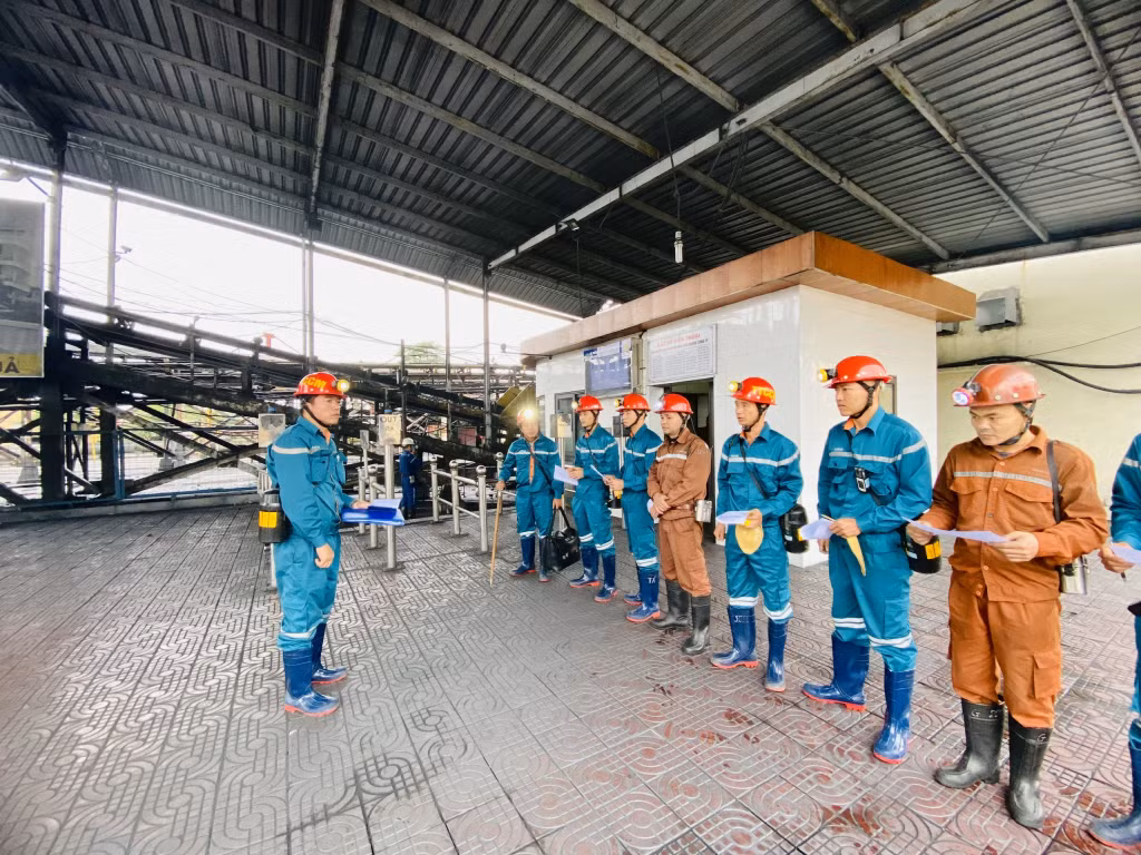 Trung tâm Cấp cứu mỏ phối hợp với Công ty Than Mạo Khê kiểm tra, phòng ngừa sự cố tại diện sản xuất.