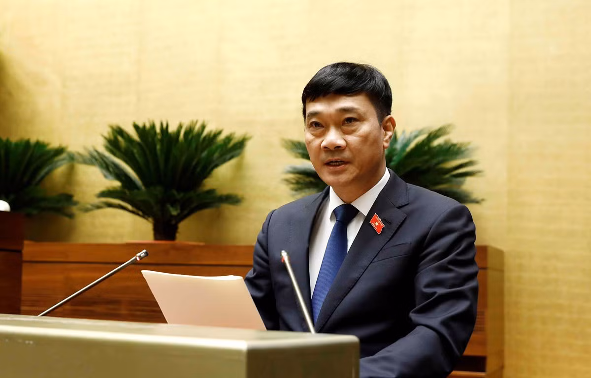 Chủ nhiệm Ủy ban Kinh tế của Quốc hội Vũ Hồng Thanh trình bày Báo cáo thẩm tra dự án Luật Phòng, chống rửa tiền (sửa đổi). (Ảnh: An Đăng/TTXVN)