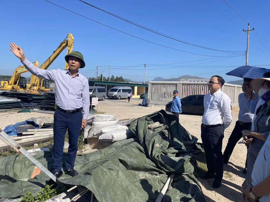 Đồng chí Lê Văn Ánh, Phó Chủ tịch HĐND tỉnh kiểm tra thực địa tại dự án Khu nuôi trồng thủy sản phía tây kênh làm mát Nhà máy Nhiệt điện Uông Bí trong thời gian việc với TP Uông Bí về công tác giải quyết kiến nghị cử tri và trách nhiệm giải quyết một số vụ việc khiếu nại, tố cáo của công dân vào 11/10/2022. Ảnh: Cao Quỳnh.