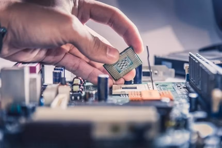 Hiện các nhà khoa học đang nghiên cứu để tích hợp tia laser ngay bên trong con chip. Ảnh: Shutterstock.