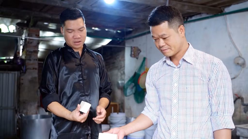 Với vai trò người đứng đầu cấp ủy, Hoàng Minh Tuyển không chỉ phổ biến các chỉ thị, nghị quyết của đảng, mà còn thường xuyên gần gũi nắm bắt tâm tư, nguyện vọng chính đáng của bà con trong thôn để đề xuất cấp trên giải quyết.